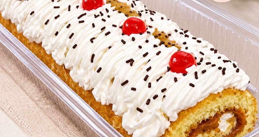Brazo gitano grande con chantilly y cerezas