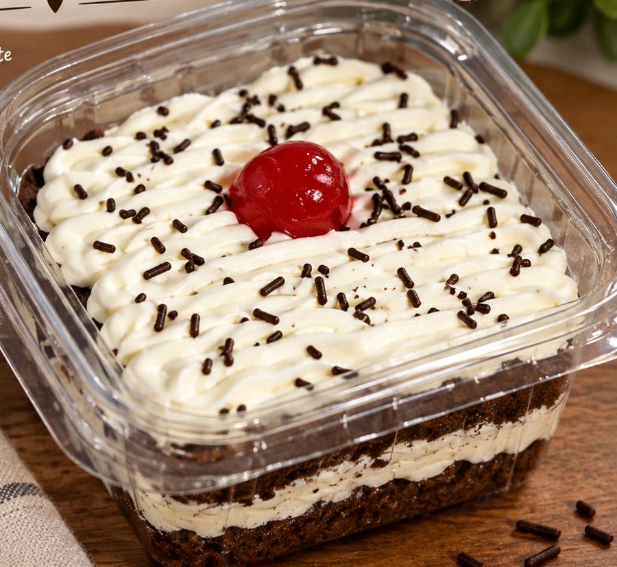 Minitorta de chocolate y crema con cereza